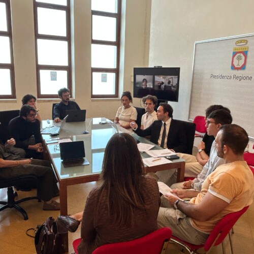 Università, garantita la copertura al 100% delle borse di studio Adisu per l’a.a. 2026/27. Miglietta: “Sforzo straordinario della Regione. Adesso regole condivise per i nuovi bandi e tavolo nazionale sul welfare studentesco”