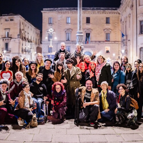 ARTISTI BARBONI PER UN GIORNO: VENERDÌ 30 OTTOBRE IN PIAZZA SANT’ORONZO A LECCE TORNA IL BARBONAGGIO TEATRALE COLLETTIVO PROMOSSO DA NASCA TEATRI DI TERRA DI IPPOLITO CHIARELLO
