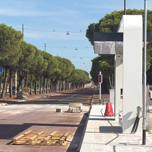 BRT – BUS RAPID TRANSIT: PRENDONO FORMA LE 74 PENSILINE CON L’ALLESTIMENTO DI PANNELLI, SEDUTE, IMPIANTI E DOTAZIONE TECNOLOGICA