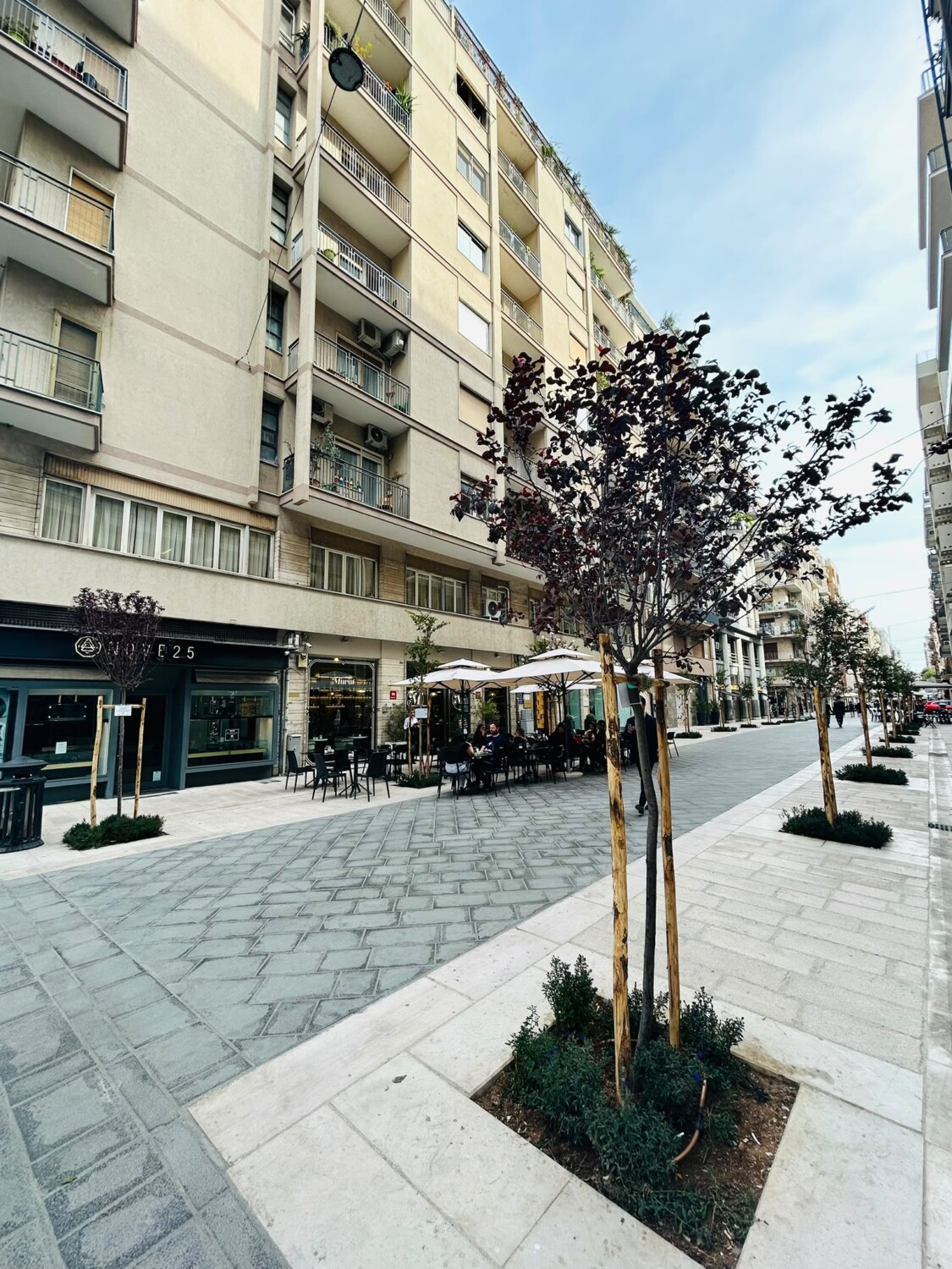 Conclusa la riqualificazione di via Argiro: nuova pavimentazione, 180 alberi e incroci in quota. Leccese: “I disagi dei cantieri sono temporanei, le trasformazioni restano”