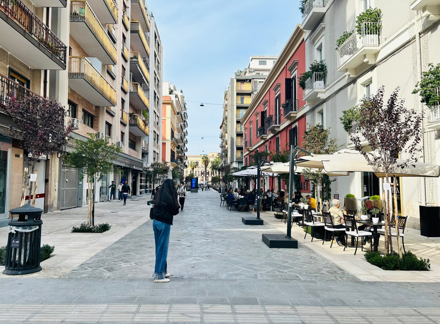 Conclusa la riqualificazione di via Argiro: nuova pavimentazione, 180 alberi e incroci in quota. Leccese: “I disagi dei cantieri sono temporanei, le trasformazioni restano”