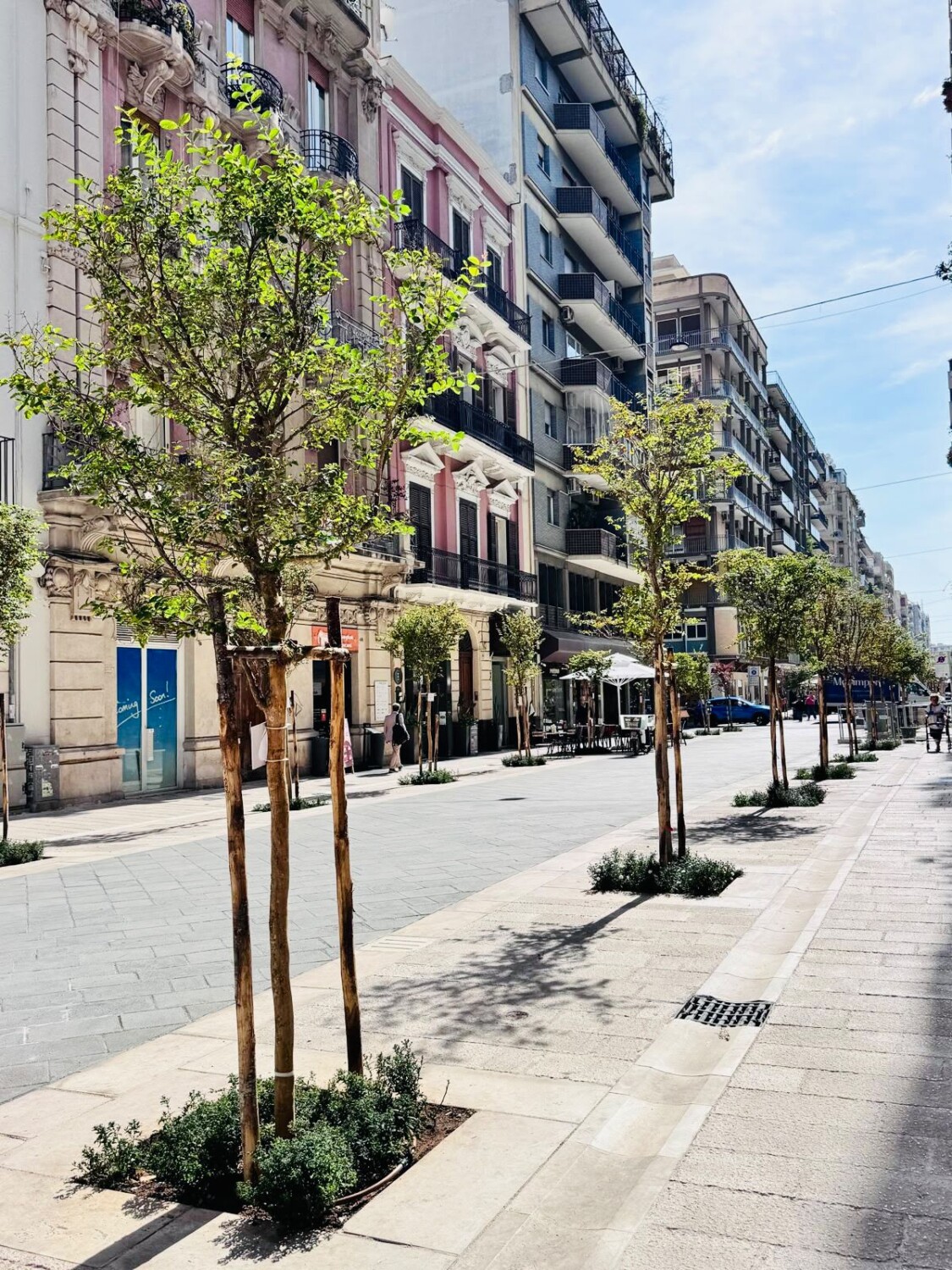 Conclusa la riqualificazione di via Argiro: nuova pavimentazione, 180 alberi e incroci in quota. Leccese: “I disagi dei cantieri sono temporanei, le trasformazioni restano”