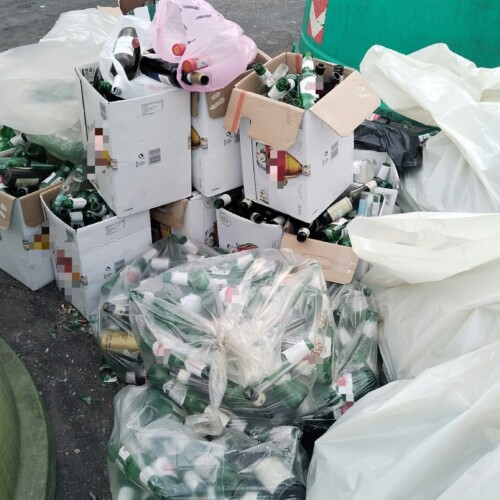 Continuano i controlli sui rifiuti, sanzionato titolare di un locale per avere abbandonato centinaia di bottiglie: da maggio sei ordinanze di sospensione attività di esercizi commerciali