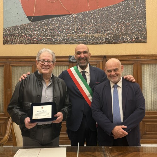 IL SINDACO VITO LECCESE CONSEGNA UN RICONOSCIMENTO ALL’ATTORE BARESE PINO MICOL: “INTERPRETE DI GRANDE RILIEVO NEL PANORAMA NAZIONALE FIGLIO DELLA NOSTRA TERRA”