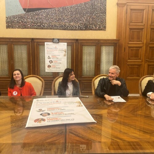 “Mettiamoci il naso – Pinocchio per i bambini di Gaza”: tre conversazioni con Alessandro Gassmann, Marco Travaglio e Carmen Consoli per sostenere i progetti di Save The Children a favore dei bambini di Gaza