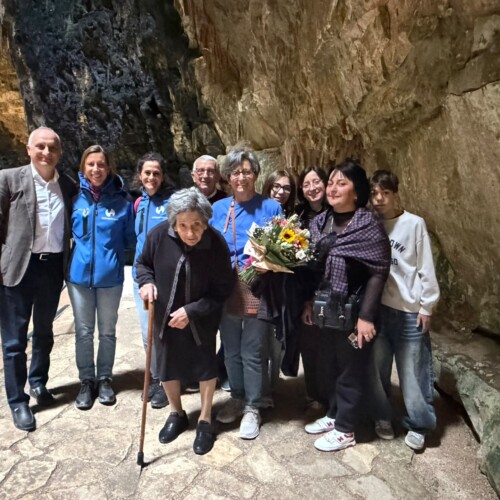 Novantotto anni e la prima volta alle Grotte. La visita di Maria Giuseppa D’Onghia, originaria di Noci, che ha esaudito il desiderio espresso il giorno del suo compleanno. Con lei dieci familiari tra figli e nipoti
