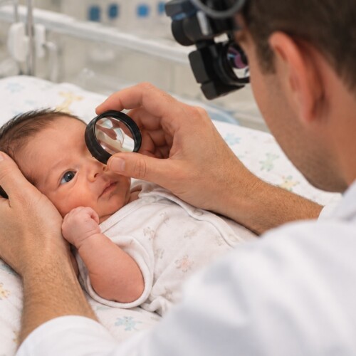 OCULISTICA, NEONATO PRETERMINE CON RETINOPATIA SOTTOPOSTO AL MIULLI A UN DELICATISSIMO INTERVENTO SU ENTRAMBI GLI OCCHI
