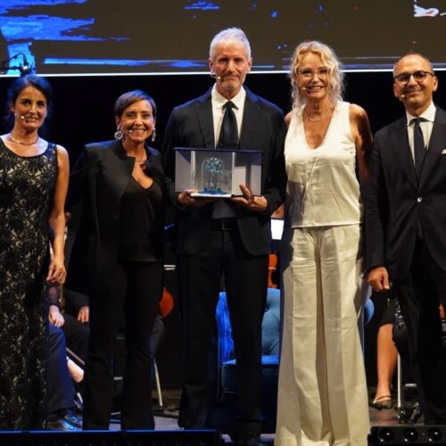 Premio “I Fiori Blu”, a Foggia la settima edizione incorona Annalisa Cuzzocrea. Riconoscimenti anche a Francesco Carofiglio e Tomaso Montanari