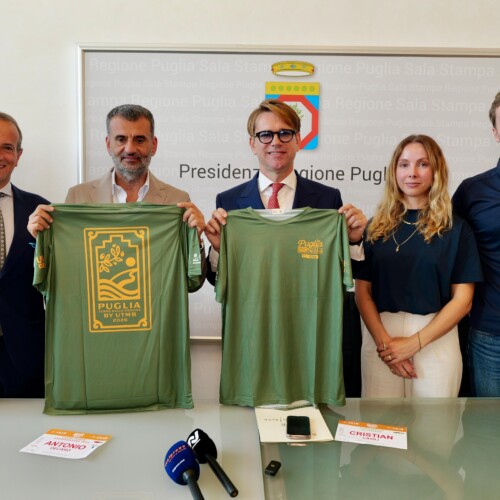 Presentata la seconda edizione di “Puglia By UTMB – Terra Delle Gravine”: dal 23 al 25 ottobre cinque gare internazionali dai Sassi di Matera al Mar Ionio. Il presidente Decaro: Con i grandi eventi sportivi promuoviamo territorio e cultura del benessere psico fisico”